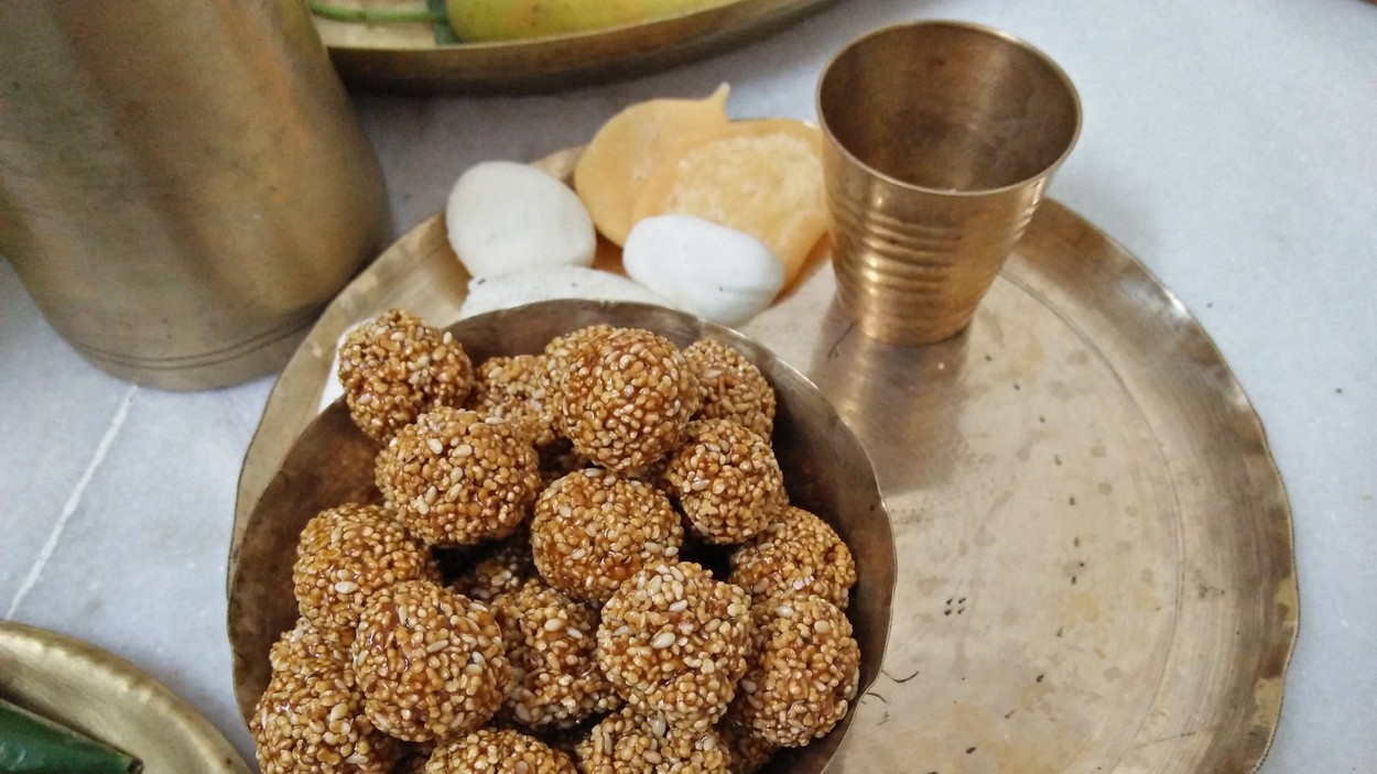 লক্ষ্মী পুজো ২০২৬: ২৬ অক্টোবর সোমবার, জেনে নিন তিথি ও পুজোর নিয়ম 1 লক্ষ্মী পুজোর ভোগে তিলের নাড়ু, বাংলার ঘরোয়া রীতি