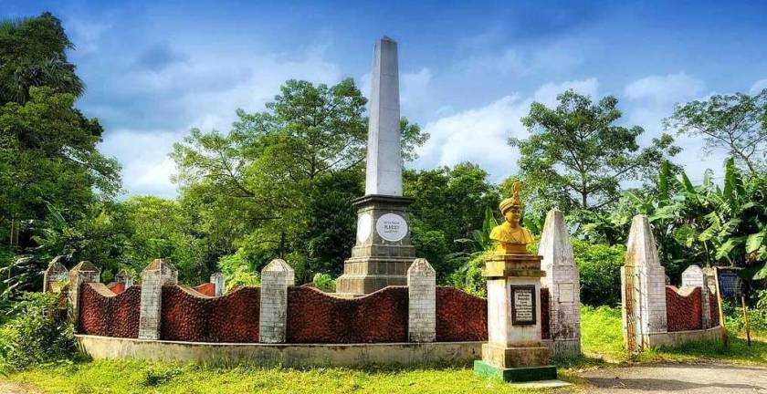 Murshidabad Hazarduari Palace (মুর্শিদাবাদের হাজারদুয়ারি প্যালেস) 1 Palassey monument