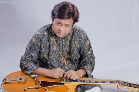 বাদ্যযন্ত্র এক কিন্তু সুর ৬ টি, সামনে এলো এক ভারতীয় শিল্পীর অভিনব আবিষ্কার debashis bhattacariya1