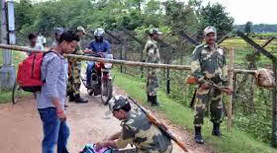 বাংলাদেশ সীমান্তে ফের চোরাচালানকারীদের তৎপরতা বৃদ্ধি, সংঘর্ষে আহত তিন বিএসএফ 1 বাংলাদেশ সীমান্তে ফের চোরাচালানকারীদের তৎপরতা বৃদ্ধি, সংঘর্ষে আহত তিন বিএসএফ 1