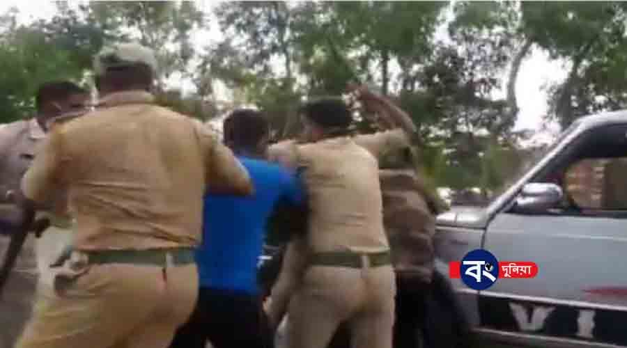 মহিলা পরিযায়ী শ্রমিকের সাথে আপত্তিজনকভাবে পুলিশ; গ্রেপ্তারের দাবীতে রনক্ষেত্র পাথরপ্রতিমা 1 মহিলা পরিযায়ী শ্রমিকের সাথে আপত্তিজনকভাবে পুলিশ; গ্রেপ্তারের দাবীতে রনক্ষেত্র পাথরপ্রতিমা 1