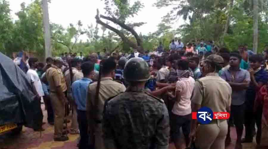মহিলা পরিযায়ী শ্রমিকের সাথে আপত্তিজনকভাবে পুলিশ; গ্রেপ্তারের দাবীতে রনক্ষেত্র পাথরপ্রতিমা মহিলা পরিযায়ী শ্রমিকের সাথে আপত্তিজনকভাবে পুলিশ; গ্রেপ্তারের দাবীতে রনক্ষেত্র পাথরপ্রতিমা