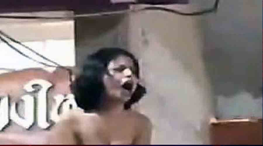 বৌদ্ধ মন্দিরে সকলের সামনে নগ্ন হলেন বাংলাদেশী শিক্ষিকা, ক্যামেরায় উঠল সেই ছবি বৌদ্ধ মন্দিরে সকলের সামনে নগ্ন হলেন বাংলাদেশী শিক্ষিকা, ক্যামেরায় উঠল সেই ছবি
