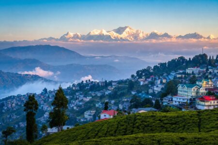 দার্জিলিং ভ্রমণ গাইড ২০২৬ — কাঞ্চনজঙ্ঘার সূর্যোদয় ও পাহাড়ি দৃশ্য