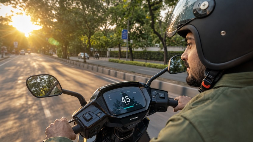 ২০২৬ সালে ভারতের সেরা ইলেকট্রিক স্কুটার: Yamaha AEROX-E থেকে Ather EL01—দাম ও ফিচার 1 ভারতে ইলেকট্রিক স্কুটার চালাচ্ছেন একজন ব্যক্তি - ইলেকট্রিক স্কুটার ২০২৬