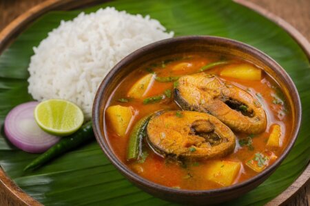 সহজ ও সুস্বাদু বাঙালি মাছের ঝোল রেসিপি: বাড়ির তৈরি আসল স্বাদ সুস্বাদু বাঙালি মাছের ঝোল এবং গরম ভাত - বাড়ির তৈরি আসল বাঙালি রেসিপি