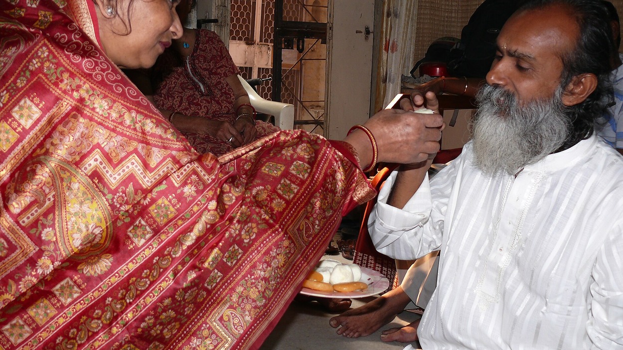ভাইফোঁটা ২০২৬: ১১ নভেম্বর বুধবার, কোন সময় ফোঁটা দেবেন? 1 ভাইফোঁটা ২০২৬-এর তিথিতে ভাইয়ের কপালে ফোঁটা দেওয়ার রীতি