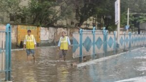 বঙ্গোপসাগরে নিম্নচাপ শক্তি বাড়াচ্ছে, ২২ সেপ্টেম্বর থেকে ভারী বৃষ্টি: কোন কোন জেলায় সতর্কতা? বঙ্গোপসাগরে নিম্নচাপের প্রভাবে কলকাতার রাস্তায় ভারী বৃষ্টি আর জল জমে থাকা