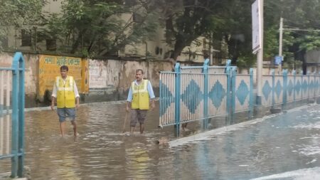 বঙ্গোপসাগরে নিম্নচাপ শক্তি বাড়াচ্ছে, ২২ সেপ্টেম্বর থেকে ভারী বৃষ্টি: কোন কোন জেলায় সতর্কতা? বঙ্গোপসাগরে নিম্নচাপের প্রভাবে কলকাতার রাস্তায় ভারী বৃষ্টি আর জল জমে থাকা