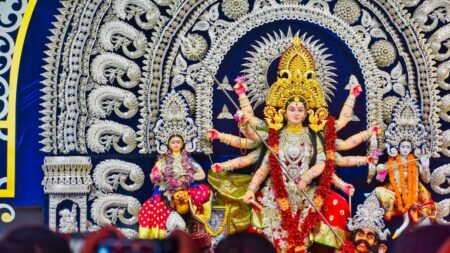 দুর্গাপুজো ২০২৬ খরচের হিসাব: বাজেট ধরে পুজো কাটানোর সহজ গাইড দুর্গাপুজো ২০২৬-এর উৎসবের সাজসজ্জা, বাজেট ধরে কেনাকাটার গাইড