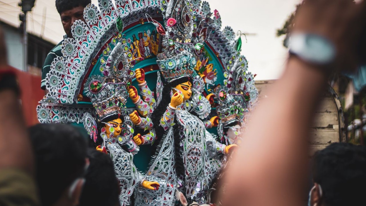 দুর্গাপুজো ২০২৬ খরচের হিসাব: বাজেট ধরে পুজো কাটানোর সহজ গাইড 1 দুর্গাপুজো ২০২৬-এ প্যান্ডেলে মানুষের আনন্দ, খরচের হিসাব