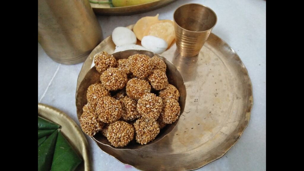 কোজাগরী লক্ষ্মীপুজো ২০২৬: ২৫ অক্টোবর রবিবার, কোন নিয়মে পুজো করবেন? 1 কোজাগরী লক্ষ্মীপুজো ২০২৬-এ তিলের নাড়ুসহ বাঙালি পরিবারে লক্ষ্মীর নৈবেদ্য সাজানো