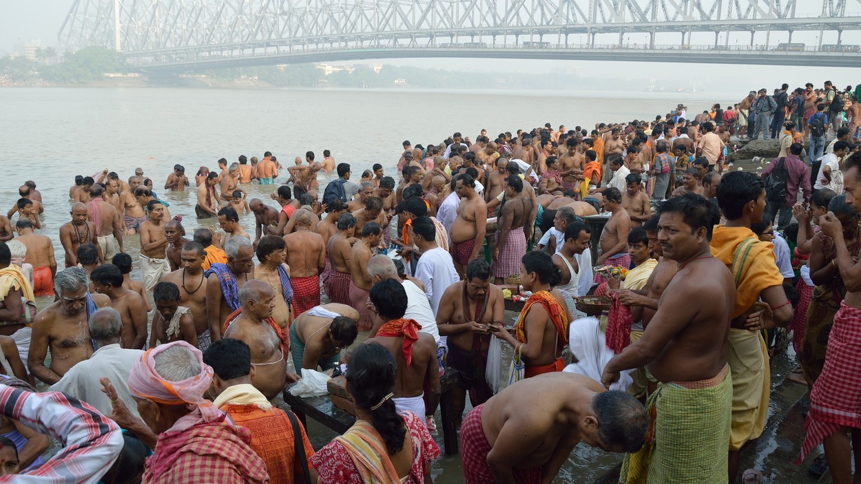মহালয়া ২০২৬: ১০ অক্টোবর, তর্পণ কোন সময়ে, কী নিয়ম? 1 মহালয়া ২০২৬-তে কলকাতার ঘাটে তর্পণ করছেন মানুষ