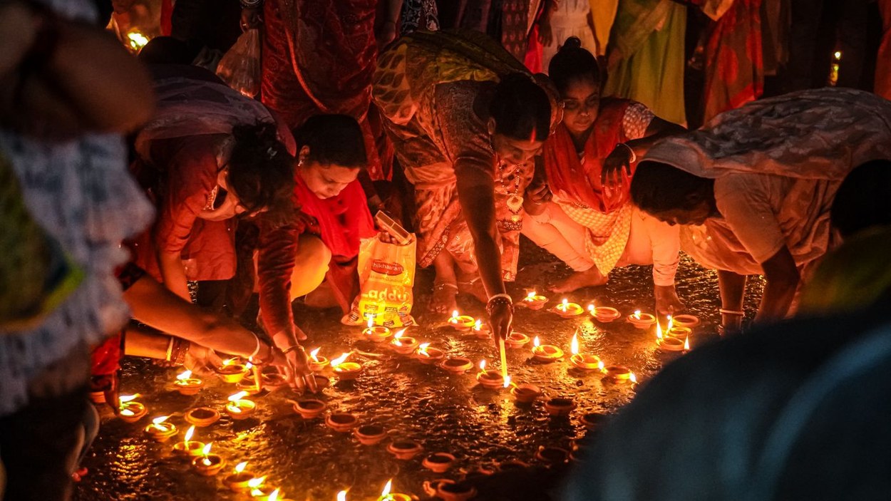 দুর্গাপুজোর শুভেচ্ছা বার্তা ২০২৬: বন্ধু ও পরিবারের জন্য সেরা ১৫টি 1 দুর্গাপুজোর শুভেচ্ছা বার্তা, রাতের মণ্ডপে প্রদীপ জ্বালানো উৎসবের দৃশ্য