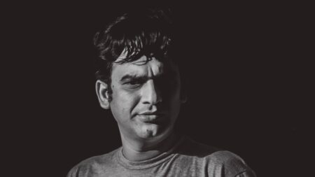 ঋত্বিক চক্রবর্তীর জীবনী: ‘শব্দ’-এর ফিল্মফেয়ার থেকে ‘উইঙ্কল টুইঙ্কল’, এক নজরে কেরিয়ার ঋত্বিক চক্রবর্তীর জীবনী, বারাকপুরের জনপ্রিয় অভিনেতা ২০১৭ সালের এক অনুষ্ঠানে