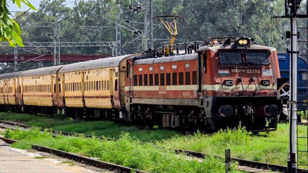 রেল নিয়োগ ২০২৬, সবুজ বাংলার পাশ দিয়ে চলা যাত্রীবাহী রেল ট্রেন