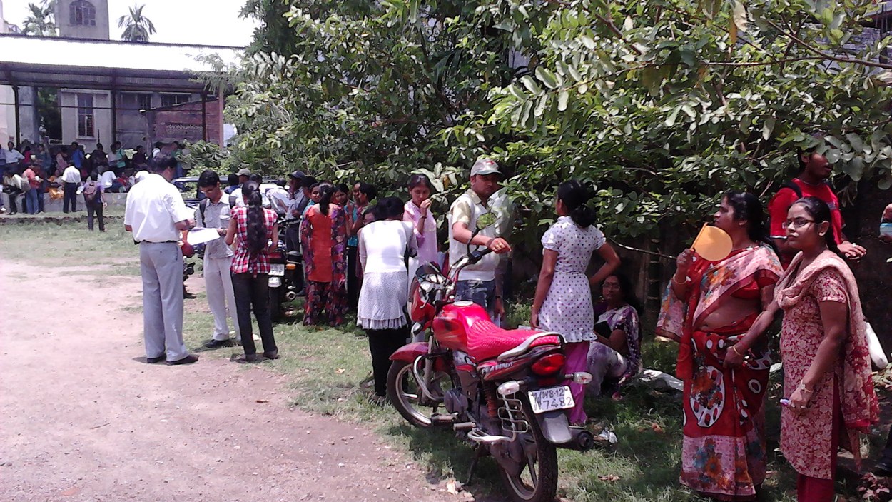 SSC CHSL নিয়োগ ২০২৬: ২,৫৩৬ শূন্যপদে আবেদন, ১২শ পাসেই সুযোগ, শেষ দিন ৭ অক্টোবর 1 SSC CHSL নিয়োগ ২০২৬ পরীক্ষার হলে বসা প্রার্থীদের দৃশ্য
