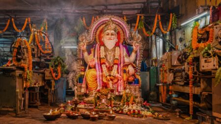 বিশ্বকর্মা পুজো ২০২৬, যন্ত্র ও হাতিয়ারের আরাধনা