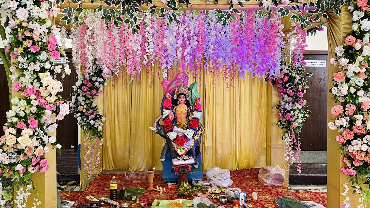 বিশ্বকর্মা পুজো ২০২৬ শুভেচ্ছা বার্তা: সেরা ১৫টি মেসেজ, বন্ধু ও সহকর্মীদের জন্য 1 বিশ্বকর্মা পুজোয় মেশিন আর হাতিয়ার সাজিয়ে পুজো চলছে