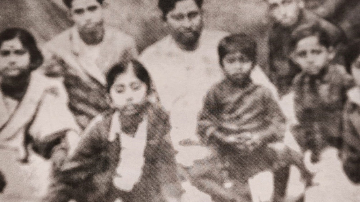 সুকান্ত ভট্টাচার্য: জন্মশতবর্ষে চিরকিশোর কবির জীবন 1 সুকান্ত ভট্টাচার্য পরিবারের সঙ্গে, জন্মশতবর্ষ স্মরণে