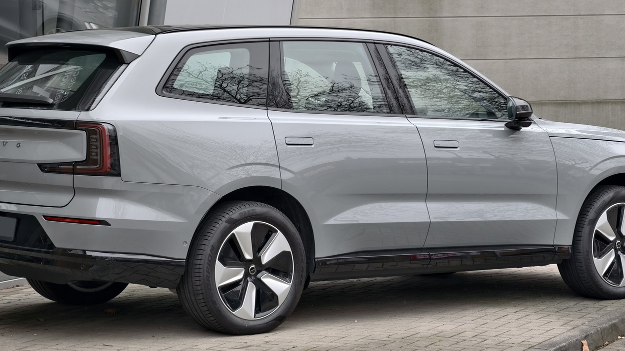 Volvo EX90 ভারতে ১২ অক্টোবর: দাম, ব্যাটারি, রেঞ্জ ও ফিচার 1 ভলভো EX90 টুইন মোটর ভার্সন, ১০৬ কিলোওয়াট আওয়ার ব্যাটারির লাক্সারি ইভি
